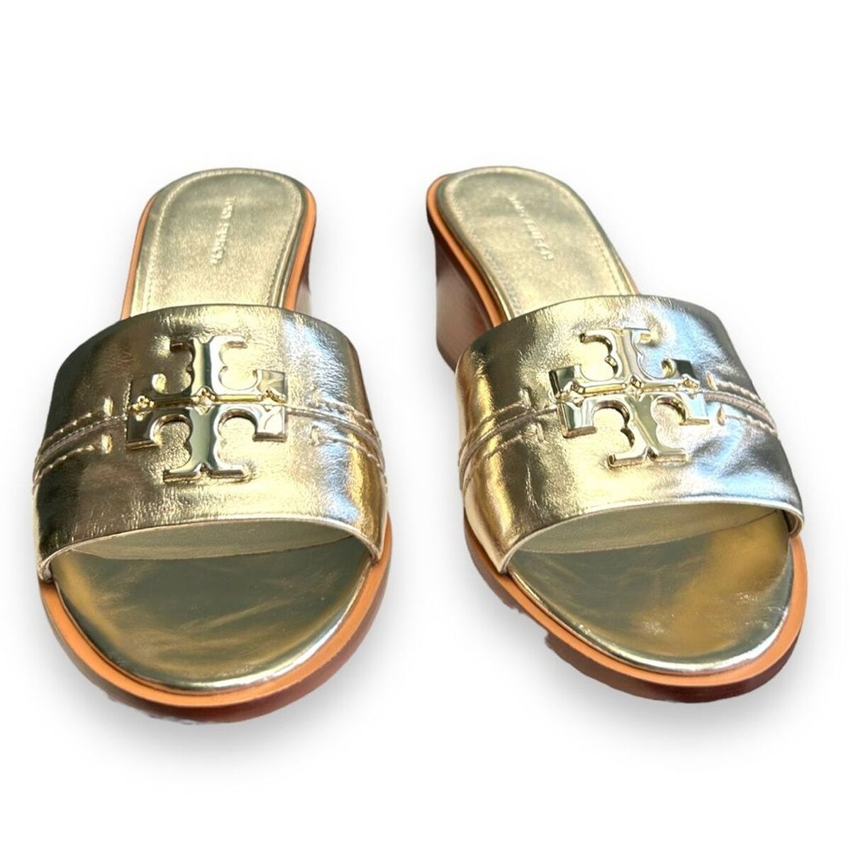 TORY BURCH 数限定 Everly Block Hee! SS24 NEW CREAM / GOLD NEW Tory Burch Everly Sandals Block Heel Crinkle Metallic