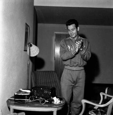French football player Just Fontaine clapping hands listening reco- Old Photo