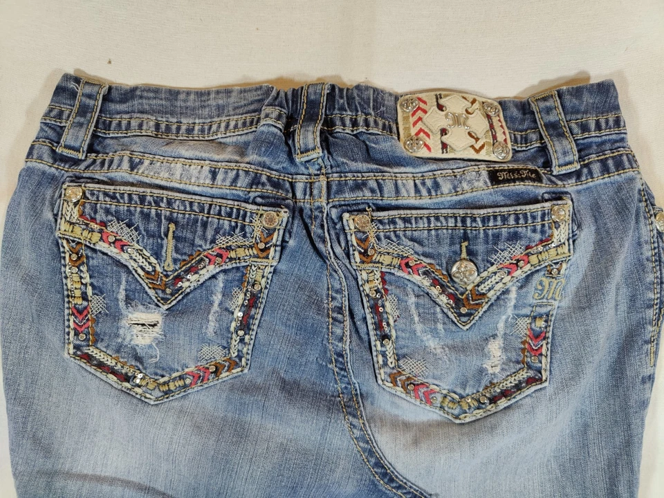 Falda para mujer Miss Me 32 dobladillo crudo envejecido adornado denim azul Foto 2 de 4