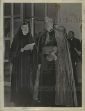 1964 Press Photo Bishop Edward J Maginn attends Sacred Heart Academy graduation