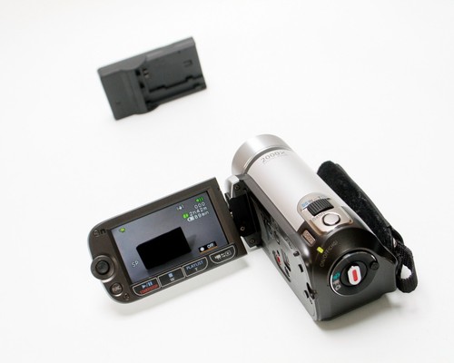 Canon FS200 SD Camcorder (Silver) - Picture 3 of 14