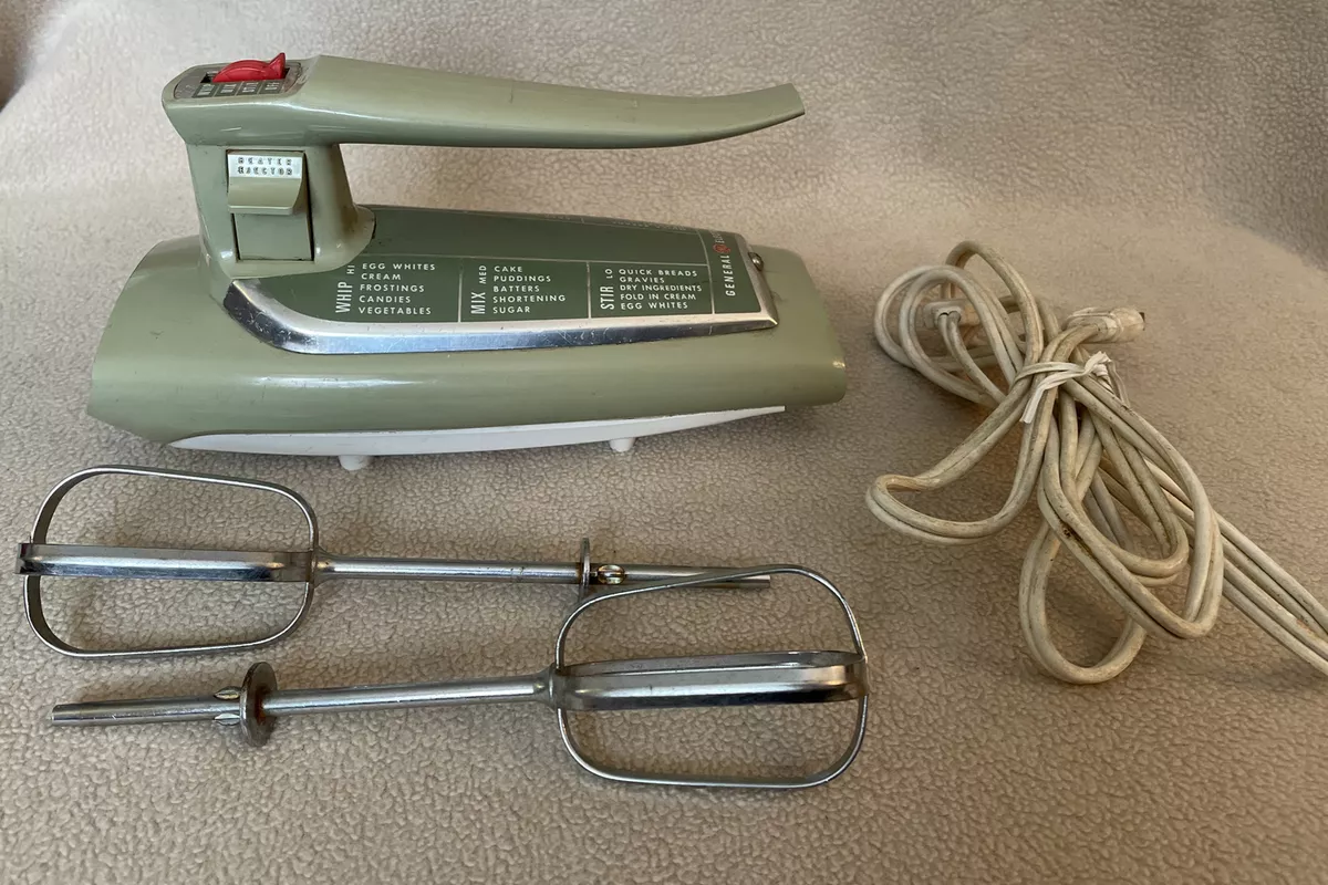 Vintage GE General Electric Atomic Avocado Green Hand Mixer Model #D4M47  WORKS!