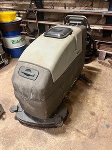 AUTOMATIC FLOOR SCRUBBER 26 IN. ADVANCE BY NILFISK CONVERTA MAX 26"  W/Charger