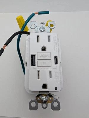 LEVITON GUAC1-BW DECORA USB TYPE A & C GFCI COMBINATION 24W OUTLET WHITE *NO BOX