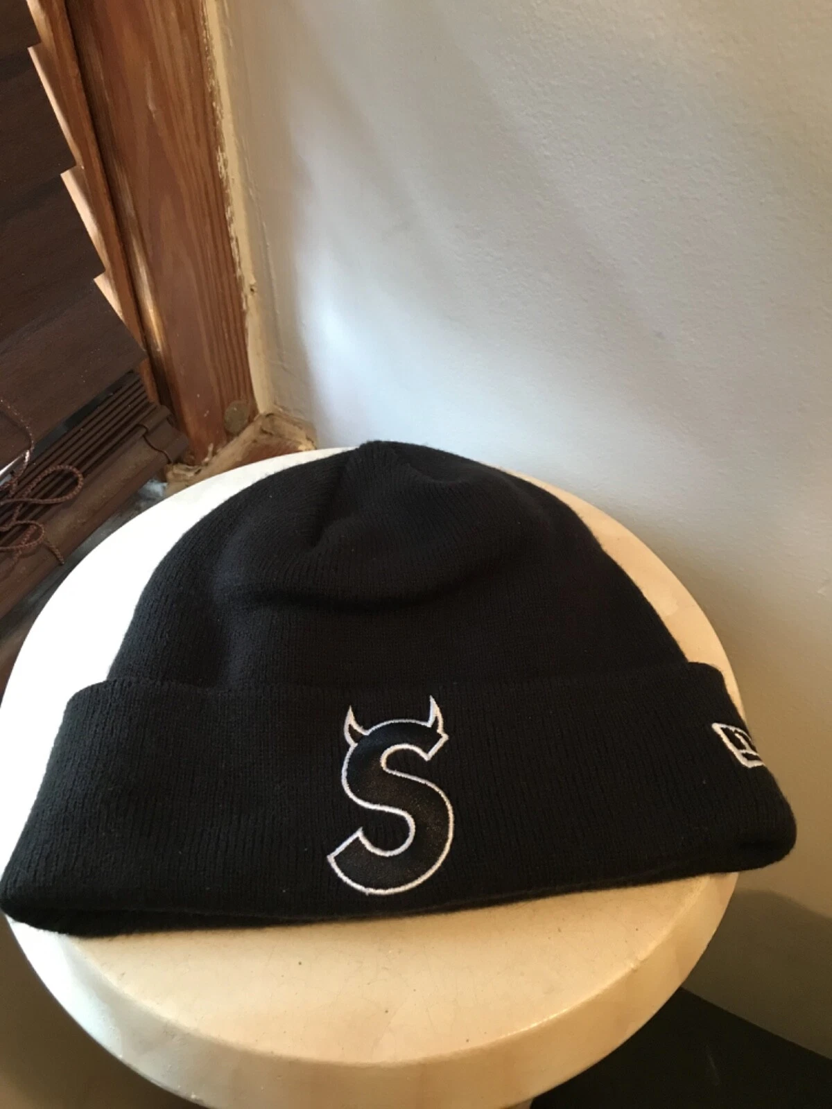 Bonnet Supreme New Era logo « S » (FW22) noir