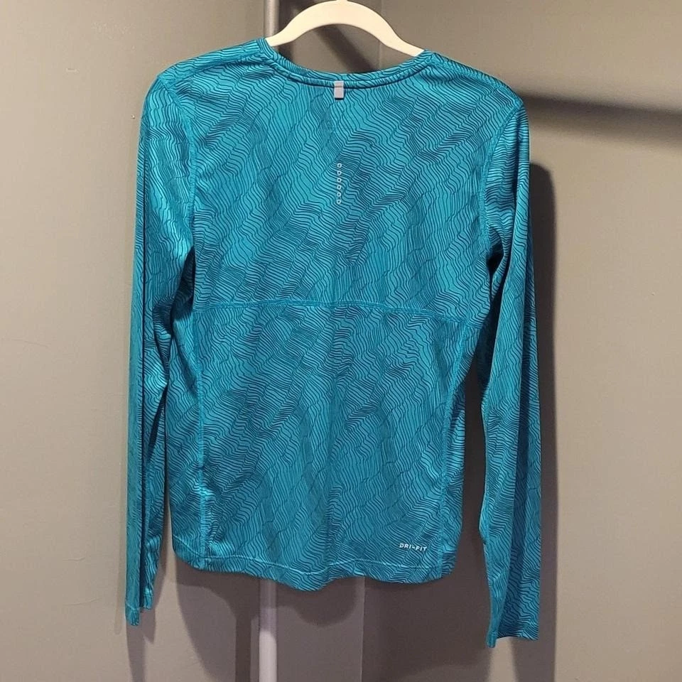 Camisa Nike Running Dri-Fit manga longa design cartografia onda azul feminina M - Imagem 2 de 4