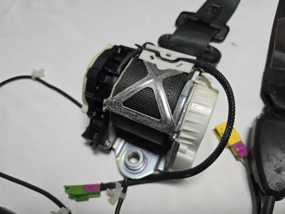 2007 - 2010 Pontiac G8 Drivers & Passengers Front Seat Belts (OEM) Un-Deployed Foto 3 de 4