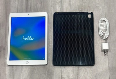 Apple iPad 5th Gen - 9.7'' Display 32GB Wi-Fi, Gold Color - Bundle Accesories