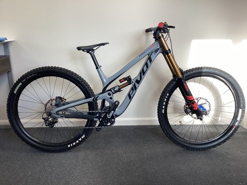 2023 Pivot Phoenix 29 Pro Saint Bike