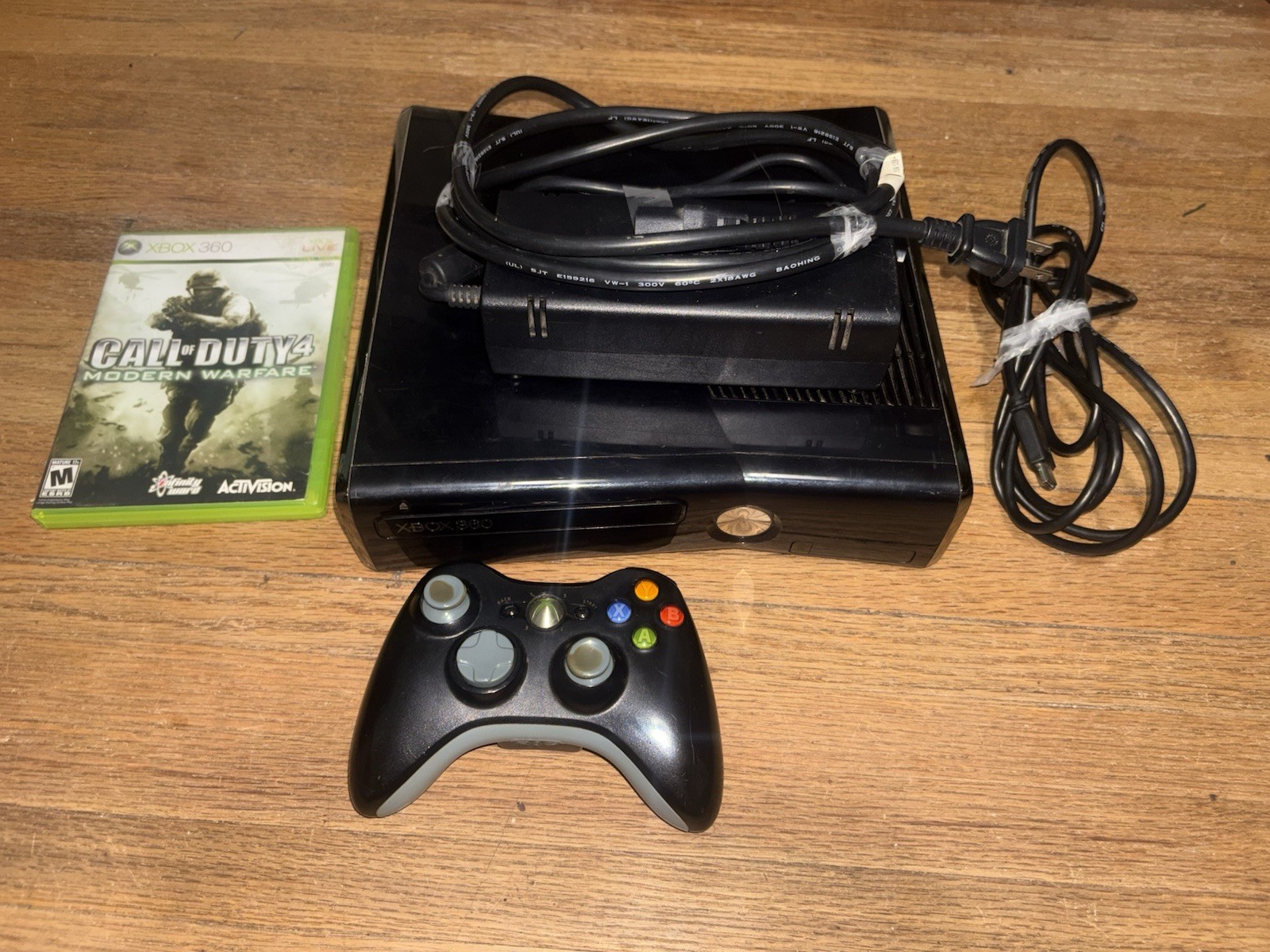 Black Xbox 360 w/ Controller & Call of Duty 4 Modern Warfare