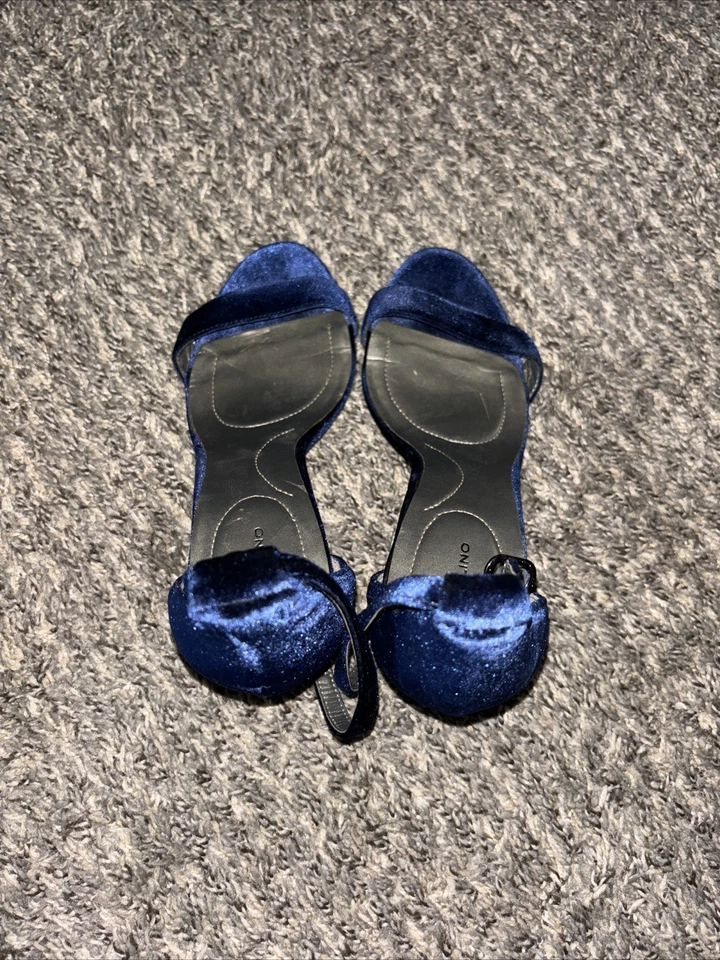 Bandolino Heels Blue Velvet With Strap Size 9M - Image 3 of 4