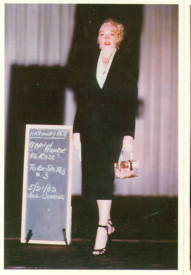 MARILYN MONROE IN WARDROBE FOR NIAGARA POSTCARD(237*)