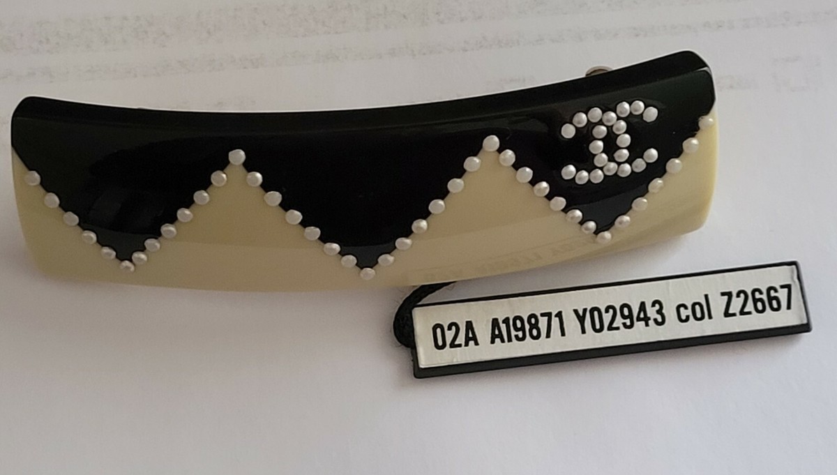 CHANEL Cream and Black CC Logo Hair Claw Chanel Resin Enamel Crystal CC Hair Clip Black 1428570  main image 4