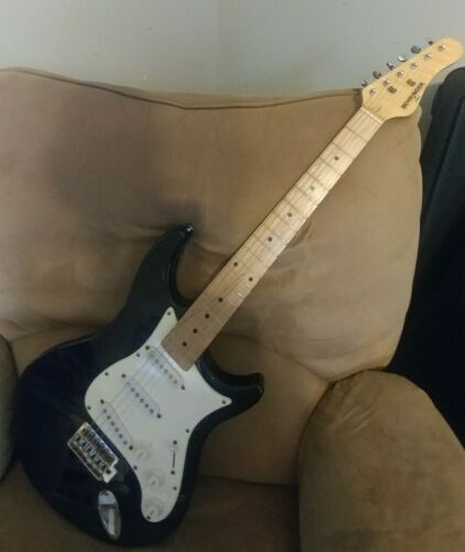 Behringer IAXE 624 CENTARI USB Guitar white solid body with