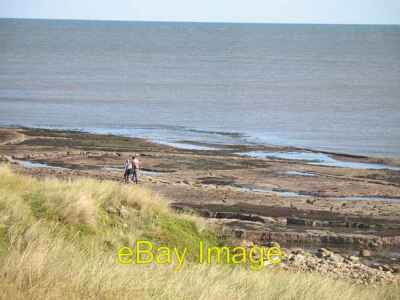 Foto 6x4 Wellengeschnittene Felsen, Sandham Holy Island\/NU1241 Der Sedimentfels um 2008