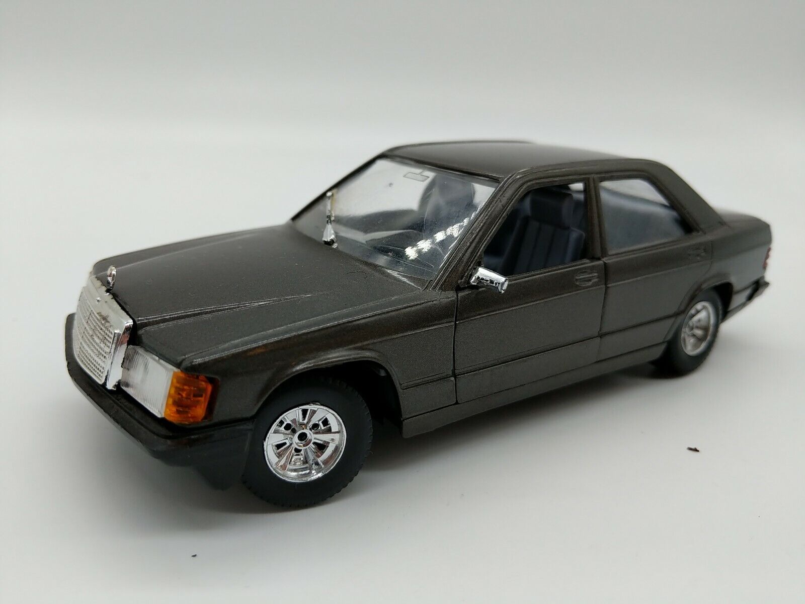 Burago Made in Italy Mercedes 190 E 1/25 Scale Die-Cast Toy Car Grey