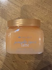 Cuerpo exfoliante Tree Hut Pumpkin Spice Latte azúcar de karité - Exfoliante 18 oz. - NUEVO
