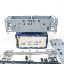 Roundhouse HO Scale Union Pacific UP #10101 Covered Hopper Kit 1432 (B)