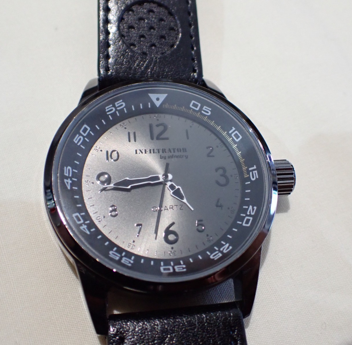 Montre homme Infantry Infiltrator élégante en acier noir avec cadran vintage