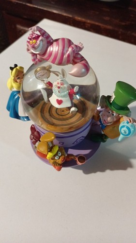 VERY RARE RESIN FIGURINE SNOWGLOBE DISNEYLAND ALICE IN WONDERLAND NEW - Picture 3 of 9