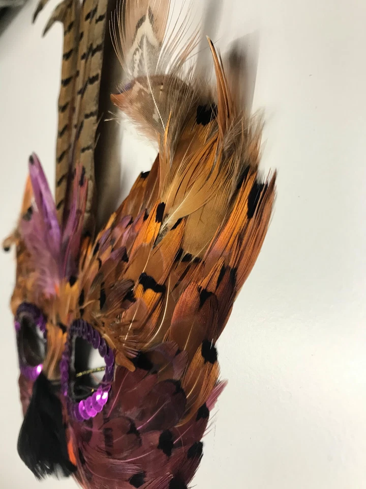 Maske aus Federn und Pailletten - Bild 3 von 3