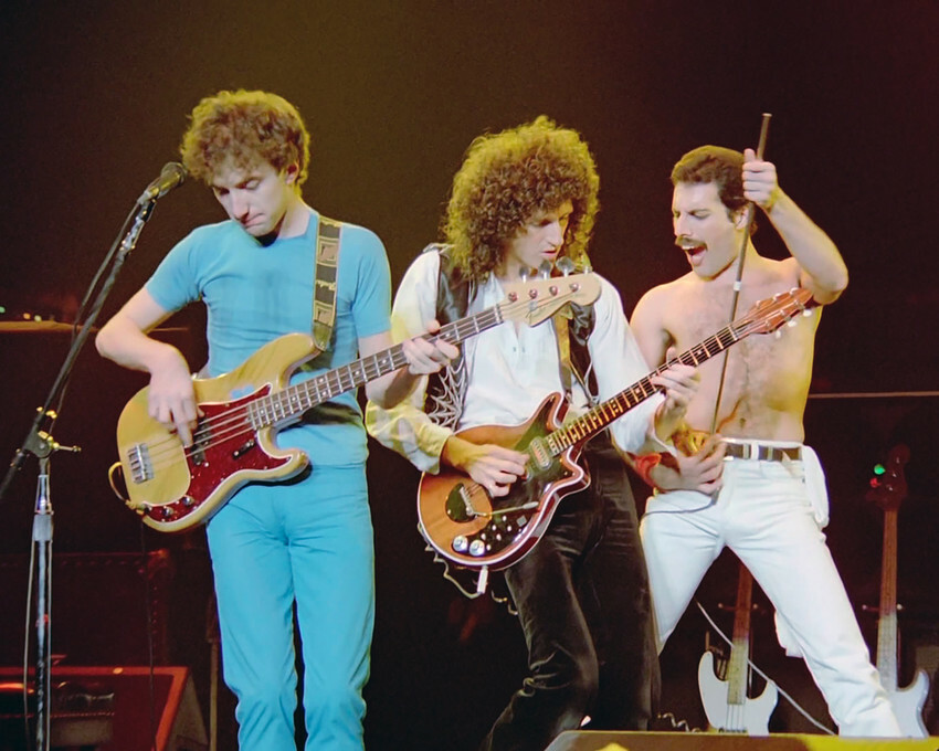 スコットランド☆ジョンディーコン・ペーパーウェイト　ベリーラージ queen Freddie Mercury barechested Brian May John Deacon guitars