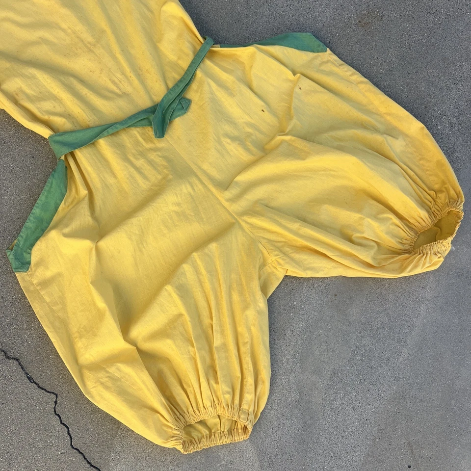 Traje de Juego Amarillo y Verde Vintage Años 30 Conjunto de Gimnasio Mameluco y Sombrero Madreperla Foto 4 de 4