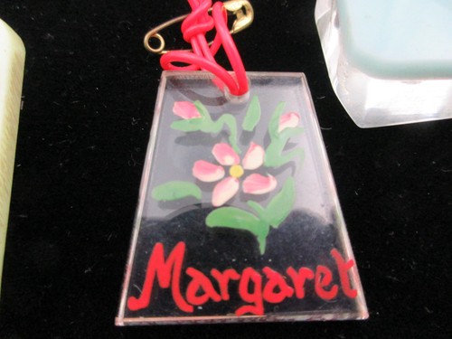 4 VINTAGE PLASTIC BROOCHES, PLUS 1 UNUSUAL BELT BUCKLE, ALL DIFFERENT IN COLOUR. - Picture 4 of 13