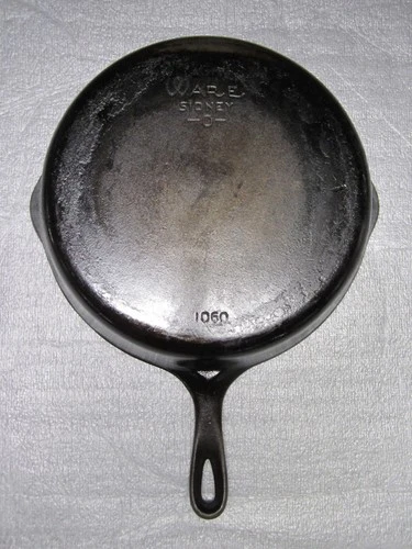 NICE ORIGINAL ANTIQUE WAGNER SIDNEY O No.1060, 11” CAST IRON SKILLET
