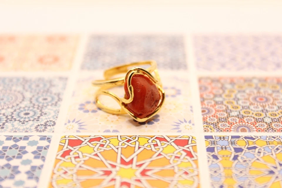 ANELLO CORALLO ROSSO NATURALE SPOLA  ARGENTO DORATO MIS 13 REGOLABILE ARTIGIANAL - Immagine 2 di 4