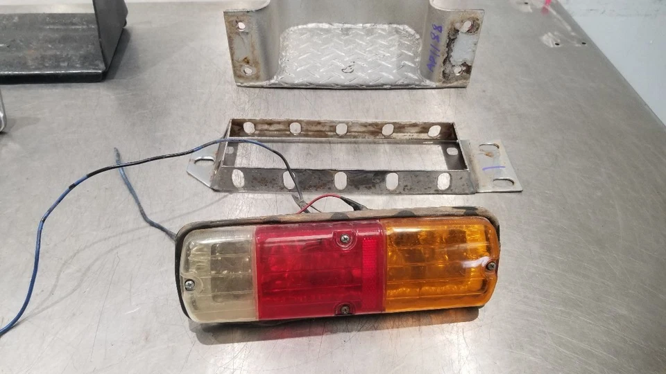 Toyota Land Cruiser FJ43 1980 carrocería trasera topes montaje escalonado y luces Foto 4 de 4