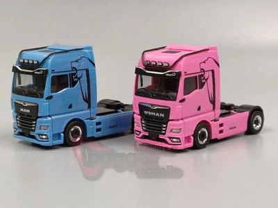Herpa - Set MAN & WOMAN eTGX GX 4x2 Zugmaschinen, hellblau und pink Neu OVP 1:87 - Bild 1 von 3