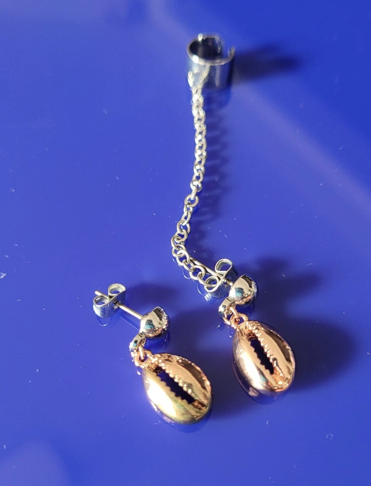 Brincos de concha de cowrie muito exclusivos com punho de orelha prata e tom de cobre - Imagem 2 de 3