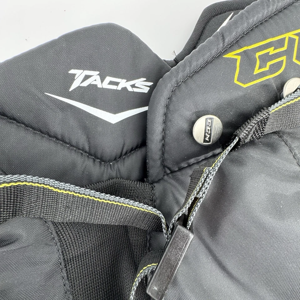 Pantalones de hockey pequeños para jóvenes Tacks CCM botones de cinturón negro Foto 4 de 4