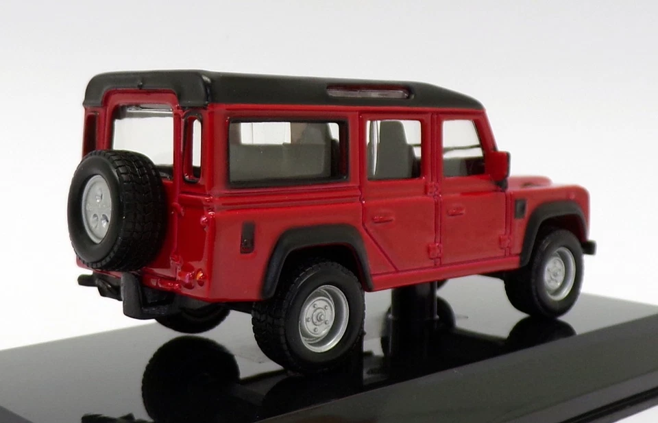 Burago 1/47 Scale 18-32060 - Land Rover Defender 110 - Red - Image 2 of 3