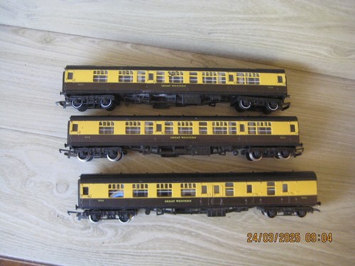 MODEL RAILWAY OO ( HORNBY ) 3 x GREAT WESTERN COACHES Gold Paint missing - Picture 2 of 3