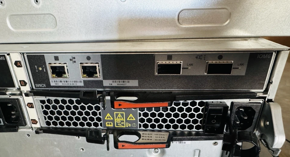 Estante de arreglo de discos NetApp DS2246 2x controladores IOM6 NAJ-1501, 2x fuente de alimentación Foto 2 de 3