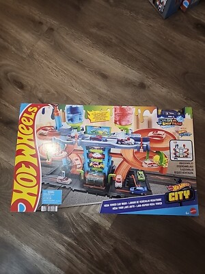 Hot Wheels City Mega Car Wash Playset w/ 1 Toy Color Shifters Car in 1:64 Scale