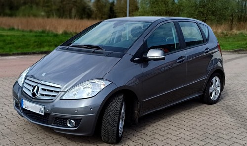 A 180 AVANTGARDE AUTOMATIK Baujahr 12/2011 PDC SITZHEIZUNG AHK ALARM TEILLEDER