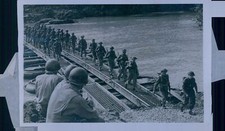 1943 Reloj de Ingenieros de Estados Unidos Tropas Británicas Cruz Puente Volturno Foto de Prensa
