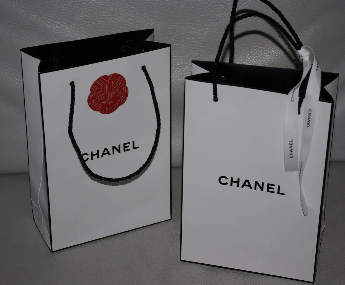 CHANEL 2 SACS PAPIER EMBALLAGE CADEAUX AVEC RUBAN ET CAMELIA DE