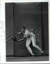 1987 Press Photo Cory Snyder misses a ball that bounces off the right field wall
