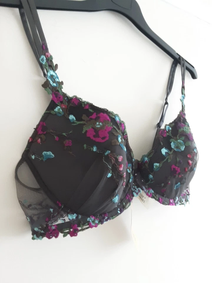 Etiquetas NUEVAS. Sujetador Lise Charmel ACA3554D UK 36D. Floral gris. Encaje acolchado con aros. Foto 3 de 4