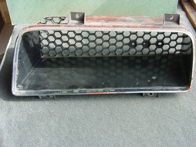 498836 LH Trans Am Grill 1976 Used - Good Condition