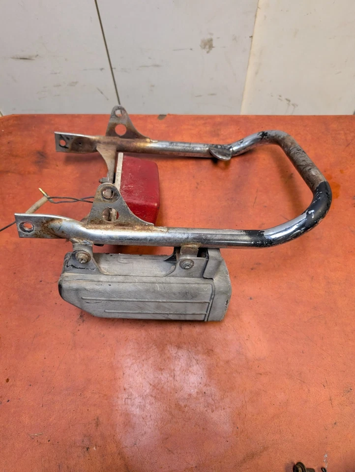 Conjunto de barra de agarre de luz trasera Yamaha Tri Moto Ytm 200 con caja de herramientas Foto 2 de 4