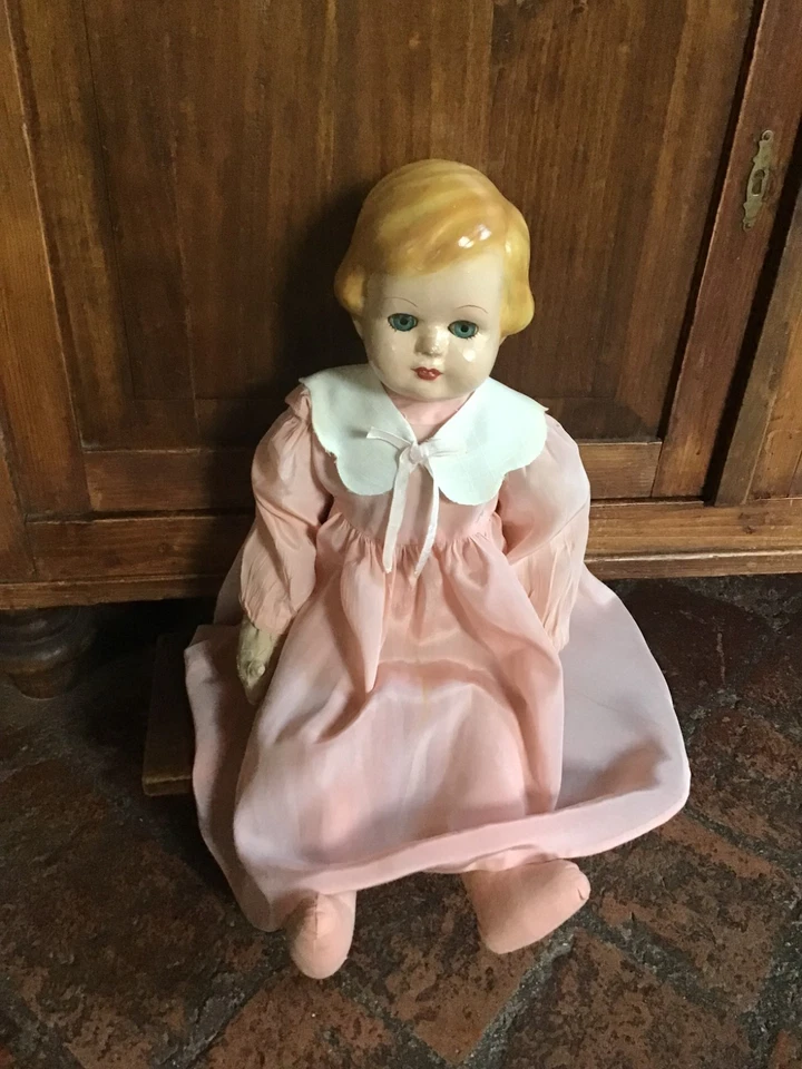 Bambola con testa in compo e corpo in tessuto imbottito. Anni 40.  - Immagine 2 di 4