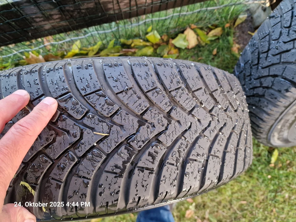 Winterreifen Jeep Renegade 215/65R16 auf Original gepflegten Alufelgen - Bild 2 von 4