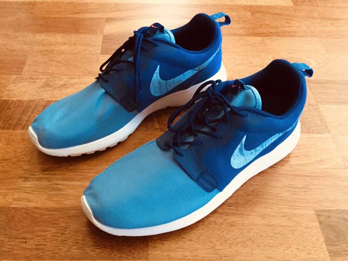 nike roshe runs qs two tone blue background