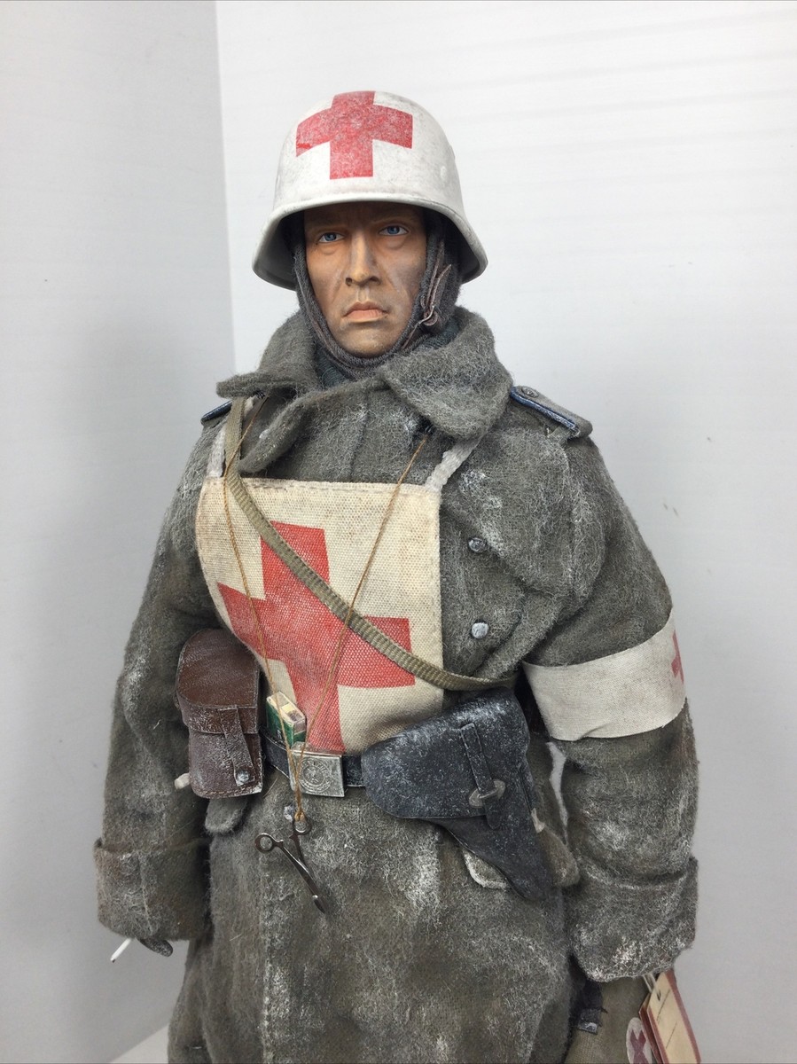 1/6 DRAGON CUSTOM BUILD GERMAN WEHRMACHT MEDIC +CASE