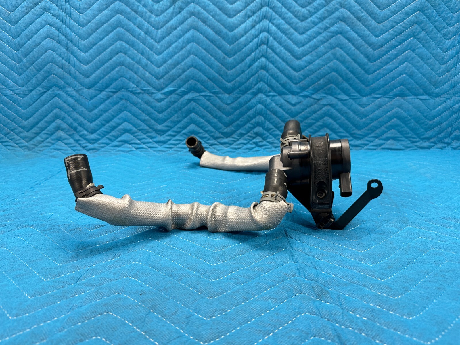 Bentley Flying Spur Rear Auxiliary Water Coolant Pump w/ Hoses 29k 2006-2012 OEM